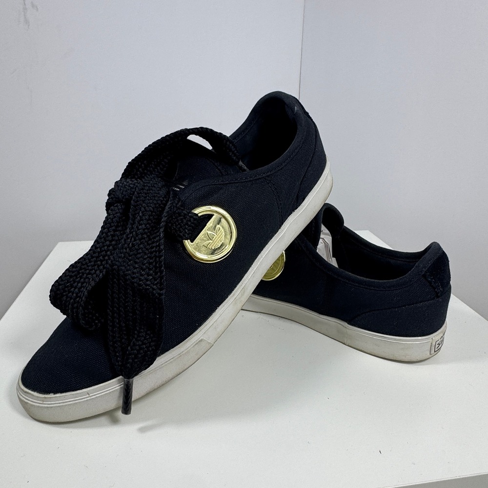 adidas Sleek Low Sneaker Womens Size 7 Black‎ Ribbon Bow Gold Badge FV0741